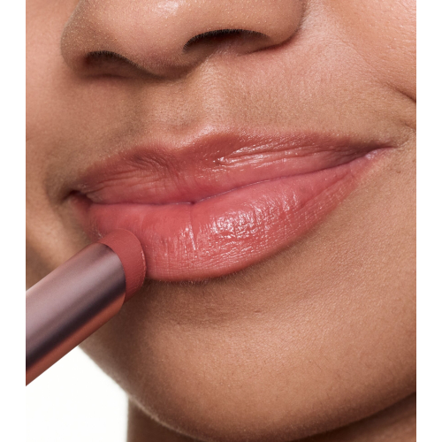 essence - Bálsamo labial Blur Soufflé - 01: Nude Beige