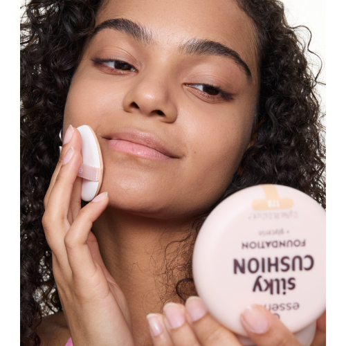 essence - Base de maquilhagem Silky Cushion -178