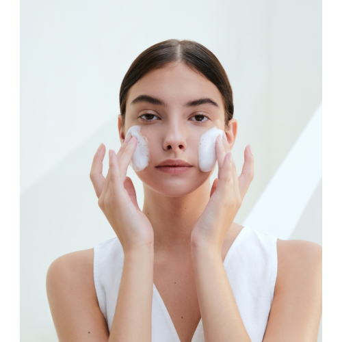 SKIN1004 - *Tone Brightening* - Espuma de limpeza com Centella Asiatica de Madagascar